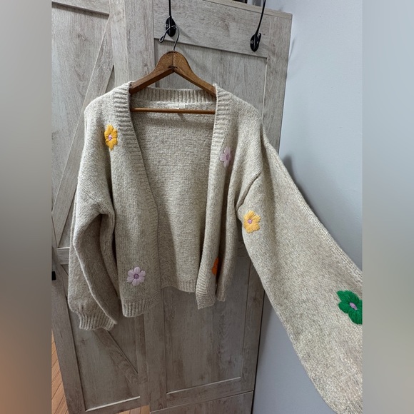 Easel Oversized Floral Appliqué Cardigan – Size M (Fits L) - Picture 2 of 10